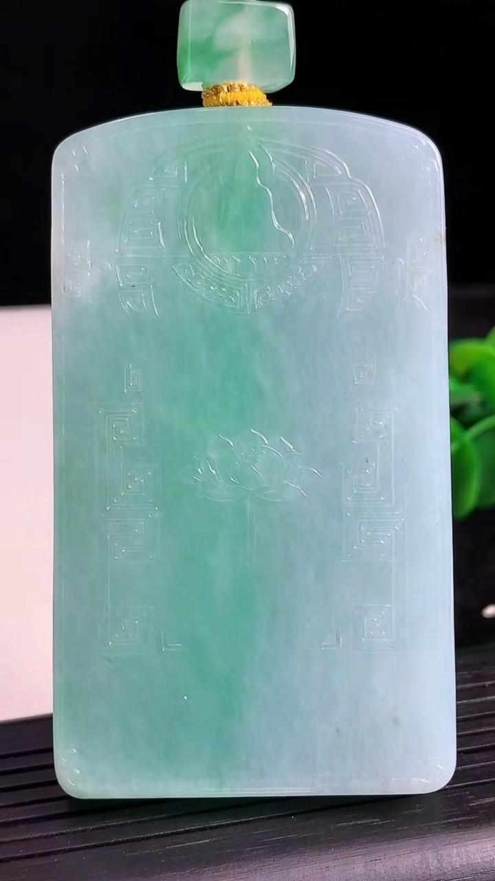 天然A货翡翠仿古无事牌吊坠尺寸74.1-43.7-9.8重量:101.44g
3月24日