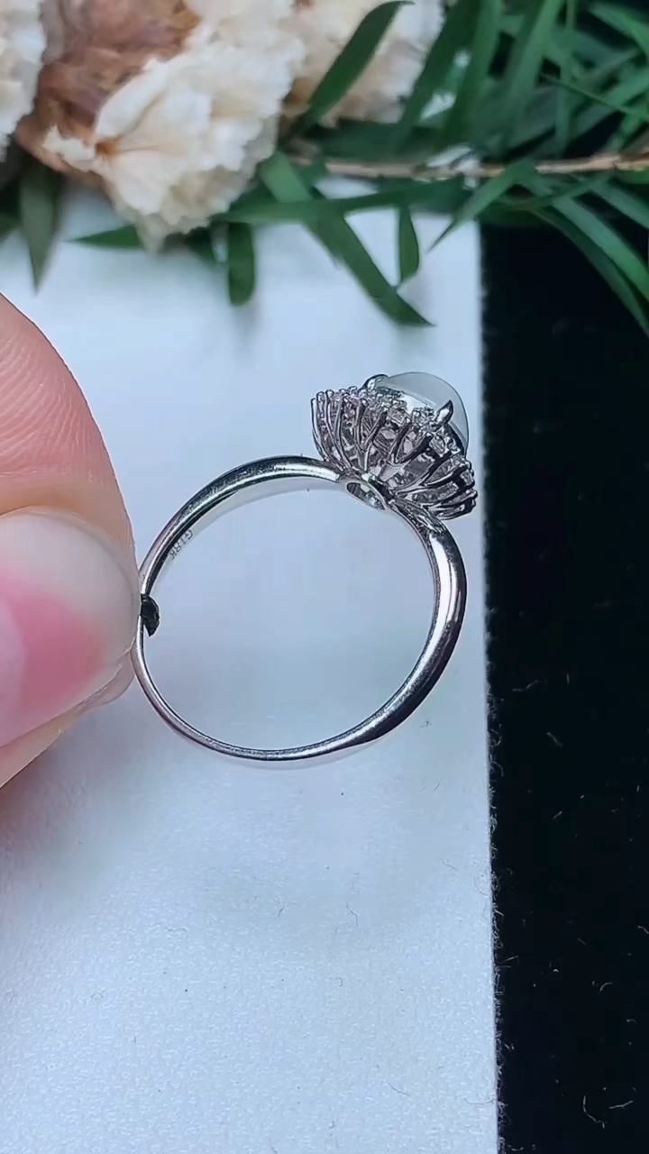 天然A货翡翠白冰蛋面戒指，尺寸17.2-7-6.8，重量:2.36g2026年3月24日
工厂直销收藏佳品,种好水足，色泽均匀，有种有色，上手高大气！