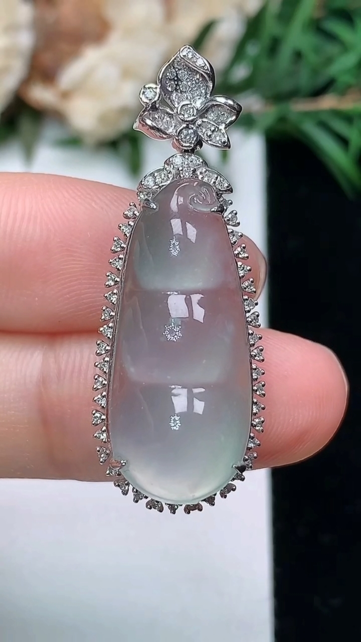 天然A货翡翠福豆吊坠，尺寸36.2-13.5-10.7，裸石24.6-10.7，重量:4.41g
3