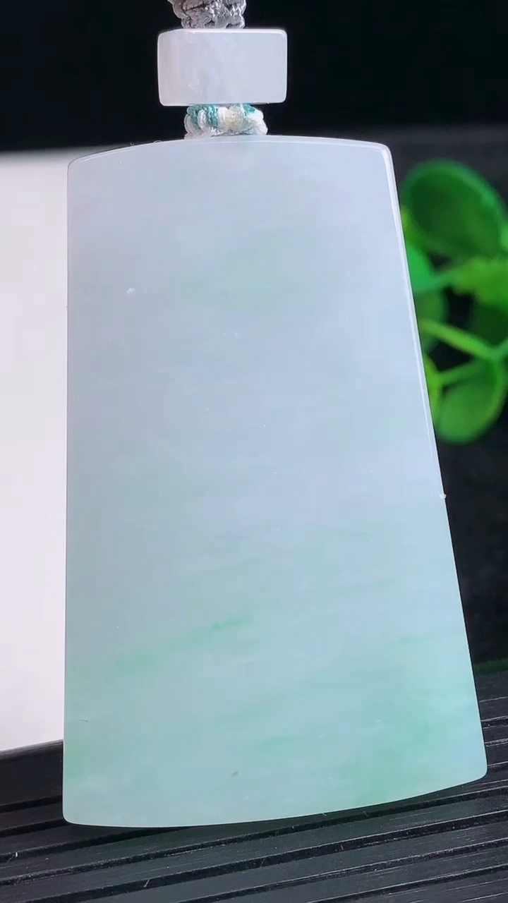 天然A货翡翠无事牌吊坠尺寸56.2-35.2-4.9重量:32.58g
3月24日