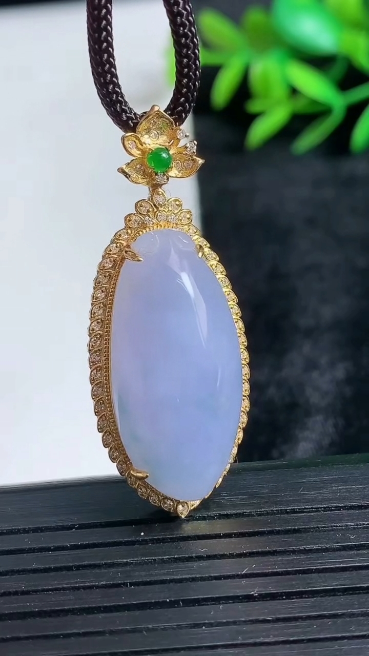 天然A货翡翠18K金紫罗兰随形吊坠尺寸40.8-16.6-10.9裸石27-13.2重量:7.21g
3月24日