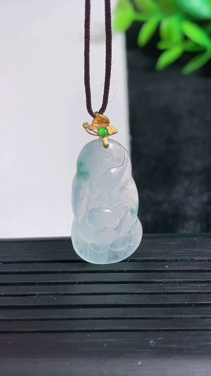 天然A货翡翠种飘花和和美美 荷花吊坠尺寸22.6-13-5.4重量:2.75g
3月24日