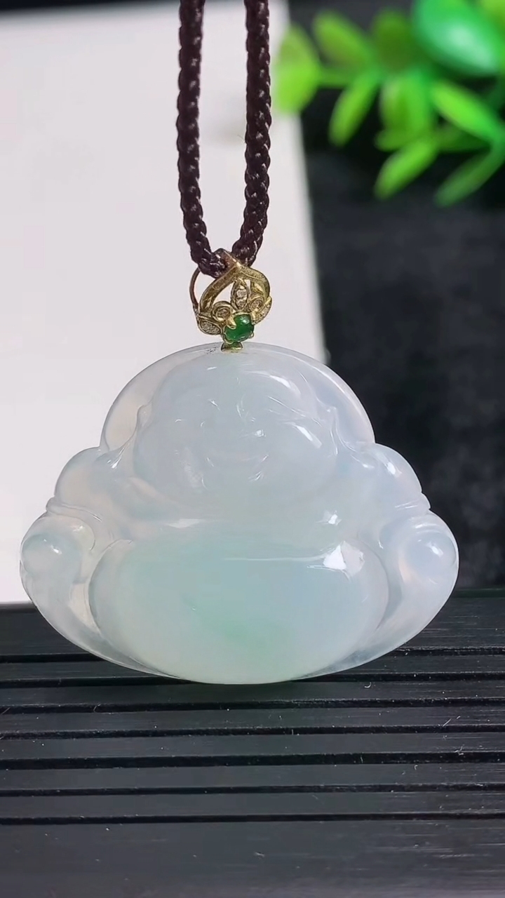 天然A货翡翠佛公吊坠尺寸26.1-32.6-5.5重量:6.90g
3月24日