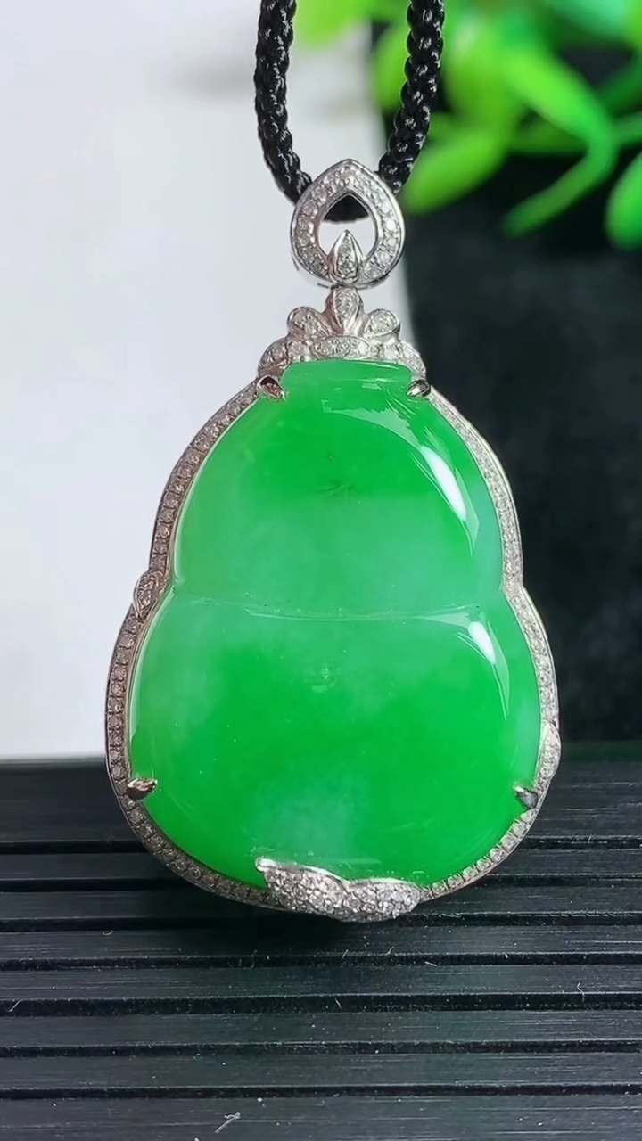 天然A货翡翠葫芦吊坠尺寸39.1-23.8-10.2裸石28-21.1重量:11.34g
3月24日