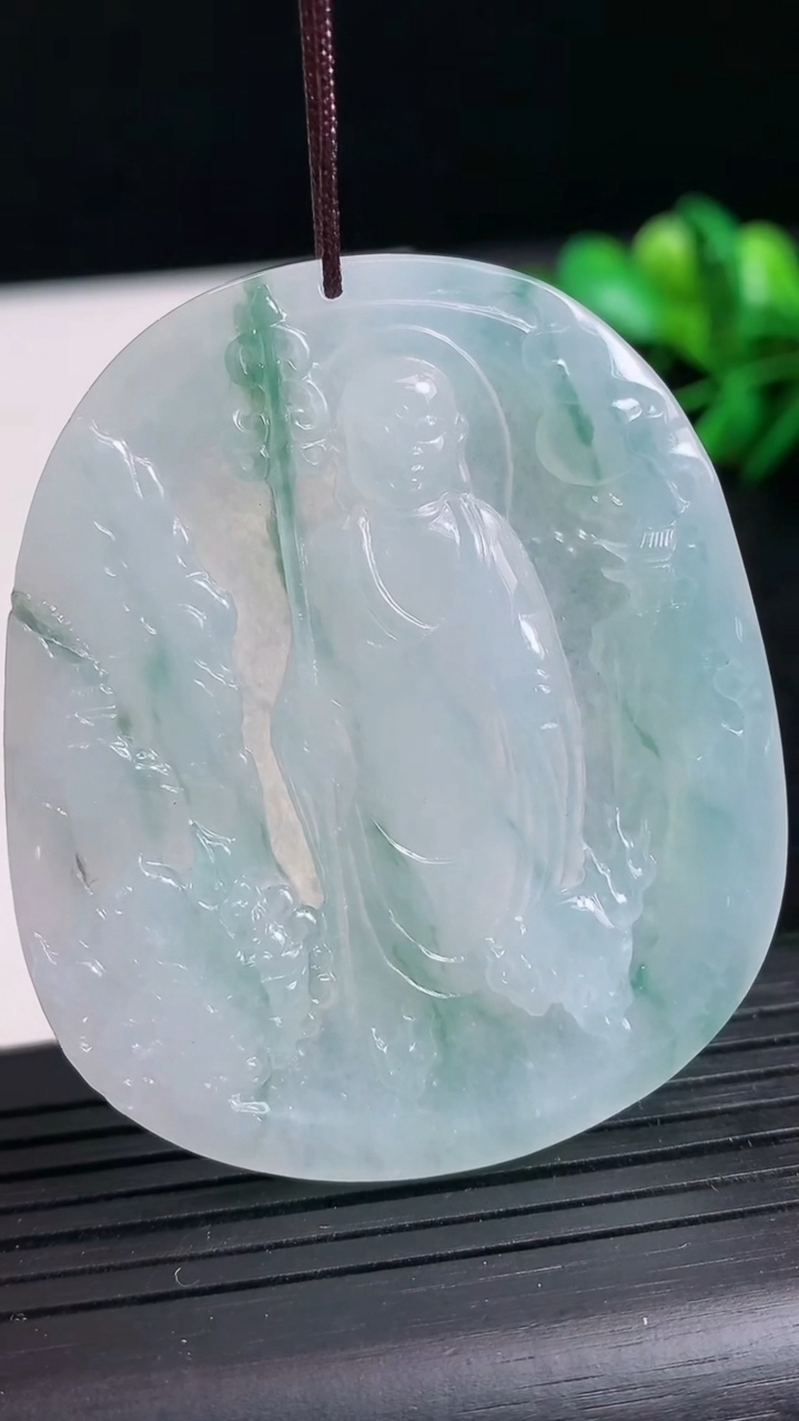 天然A货翡翠冰种飘花地藏王菩萨吊坠尺寸52.6-44.3-5.4重量:27.59g
3月24日