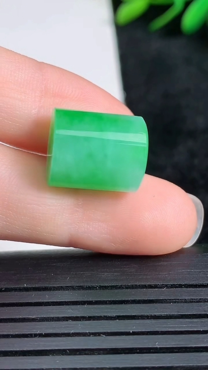 天然A货翡翠平安柱镶嵌件尺寸11.3-13.4重量:4061g
3月24日