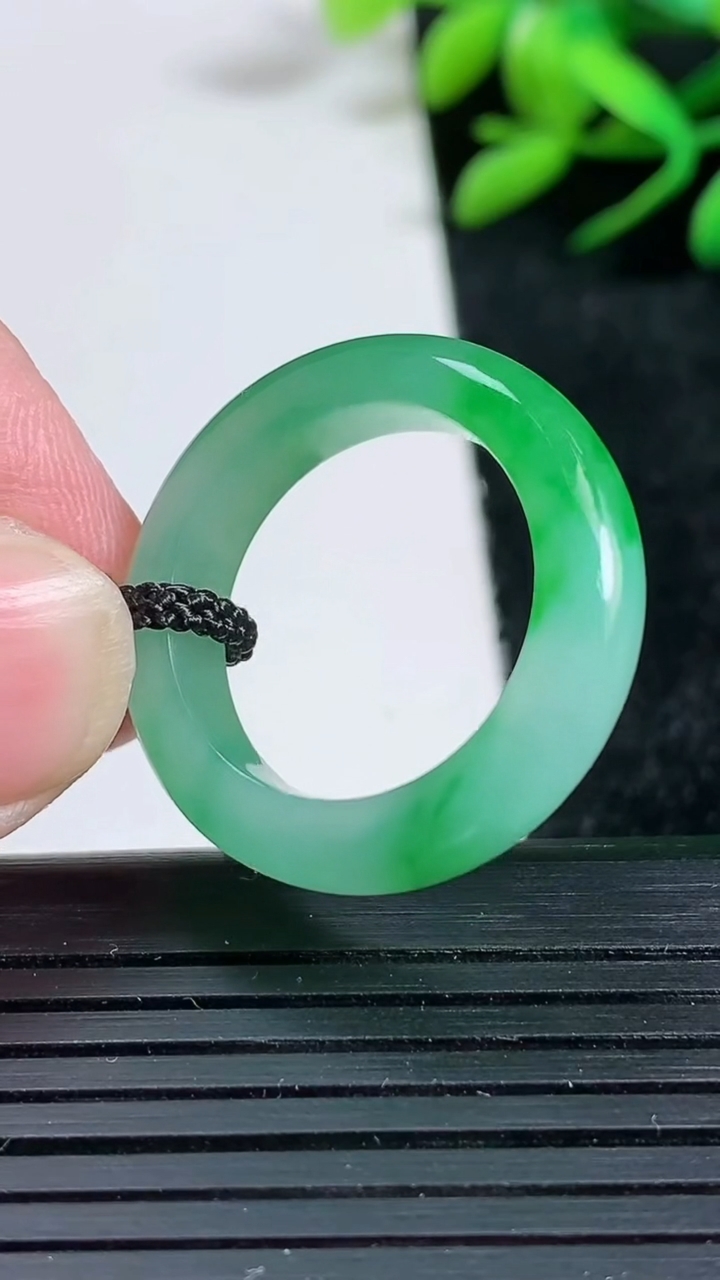 天然A货翡翠指环戒指尺寸18.7-5.8-3.9重量:4.78g2026年3月24日
工厂直销收藏佳品,种好水足，色泽均匀，有种有色，上手高大气！