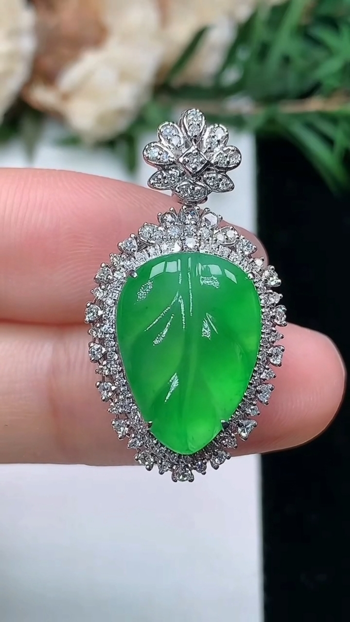 天然A货翡翠金枝玉叶 叶子吊坠，尺寸29.8-16.2-10.2，裸石15.5-11.2，重量:4.