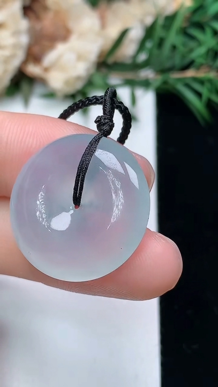 天然A货翡翠白冰平安扣吊坠，尺寸21.7-5.8，重量:6.58g
3月24日