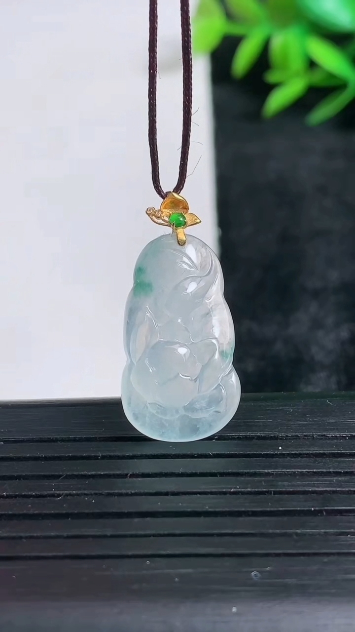 天然A货翡翠种飘花和和美美 荷花吊坠尺寸22.6-13-5.4重量:2.75g
3月24日