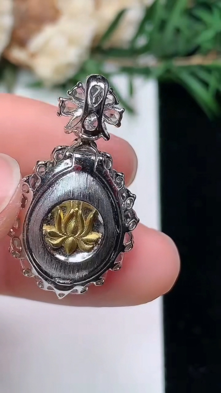 天然A货翡翠蛋面吊坠，尺寸28.9-16.5-13.3，裸石12.9-10.8，重量:6.10g
3月24日