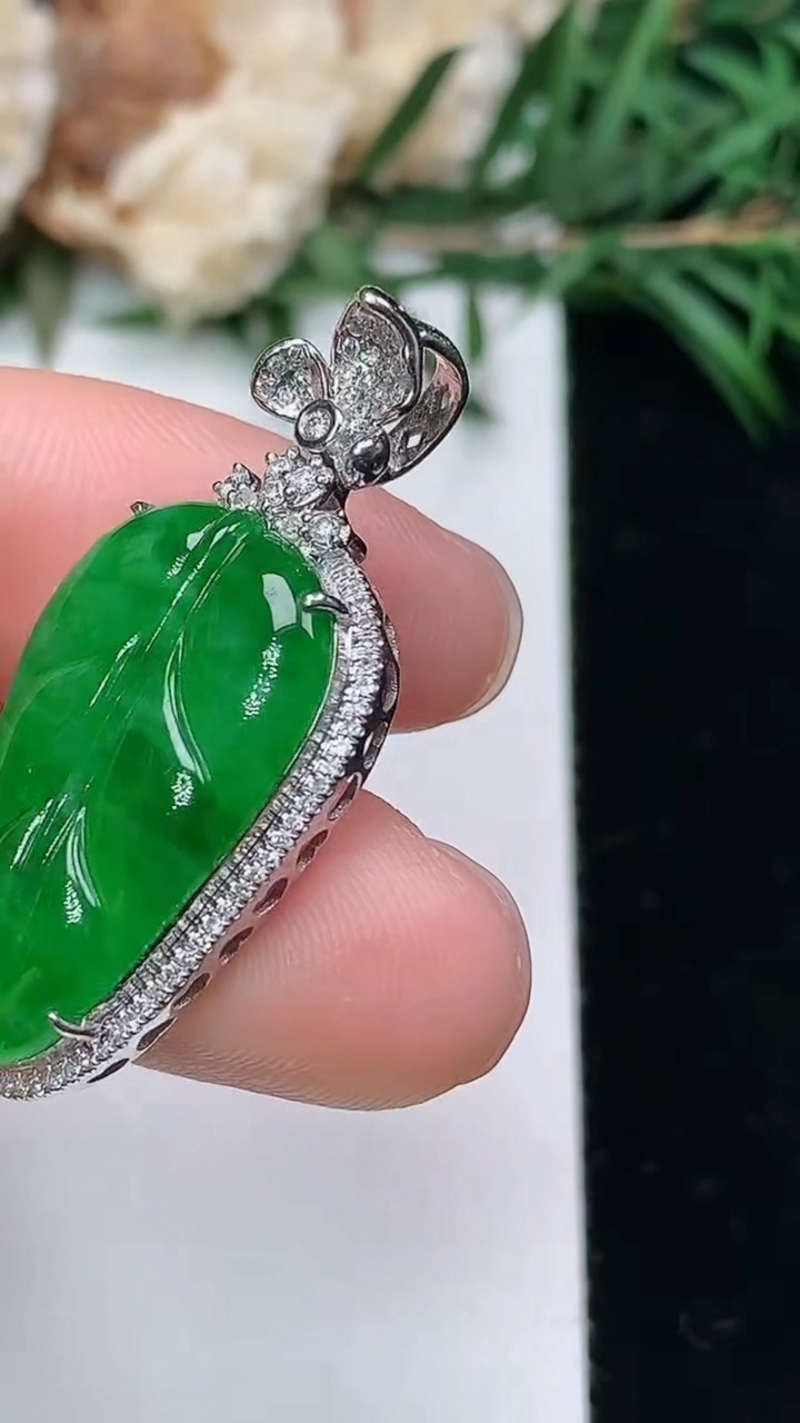 天然A货翡翠金枝玉叶 叶子吊坠，尺寸33-15-6.5，裸石22.2-13.2，重量:4.98g
3月24日，重量:4.98g