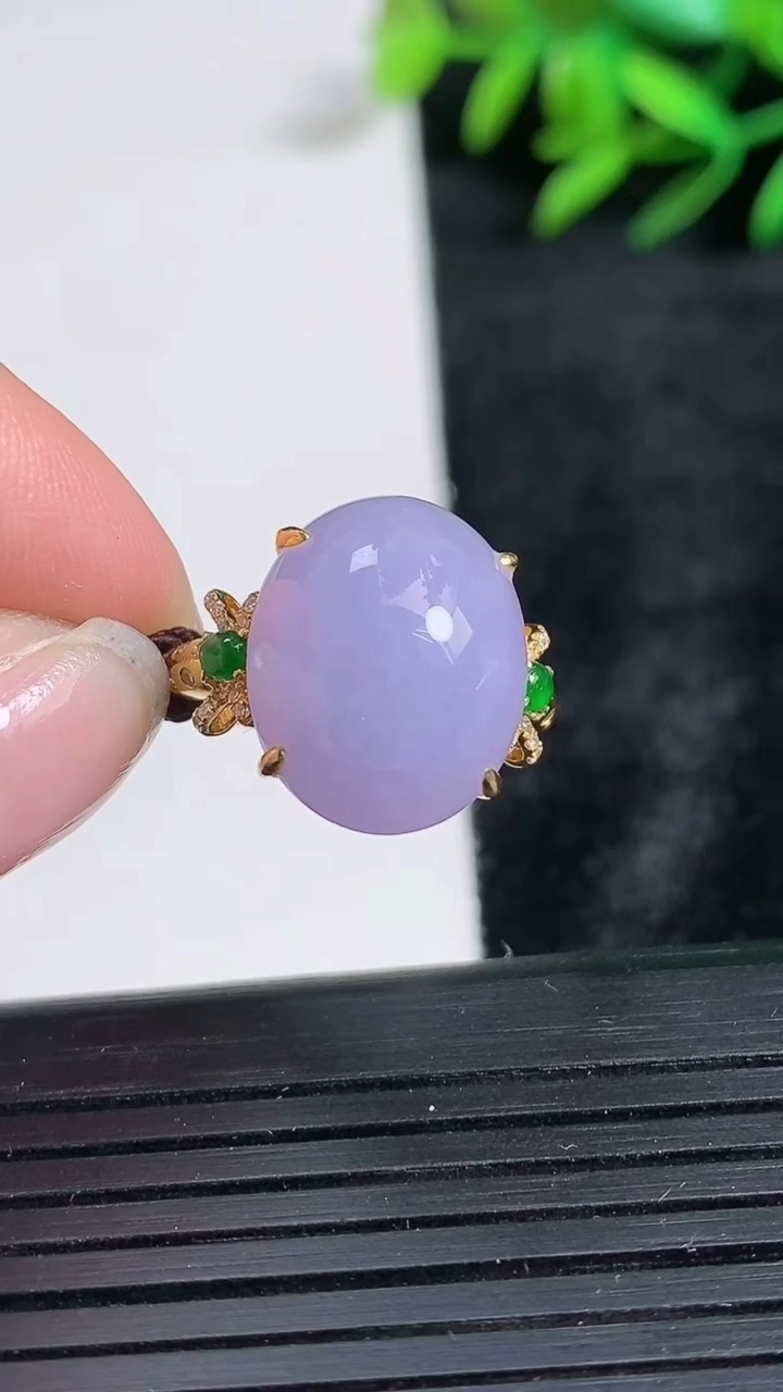 天然A货翡翠18K金紫罗兰蛋面戒指尺寸17.6-15-12.5重量:4.93g2026年3月24日
