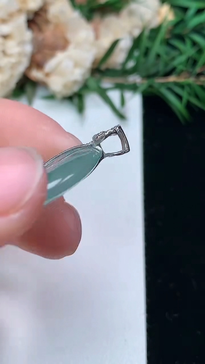 天然A货翡翠飘花平安扣吊坠，尺寸25.8-4.5，重量:6.65g
3月24日