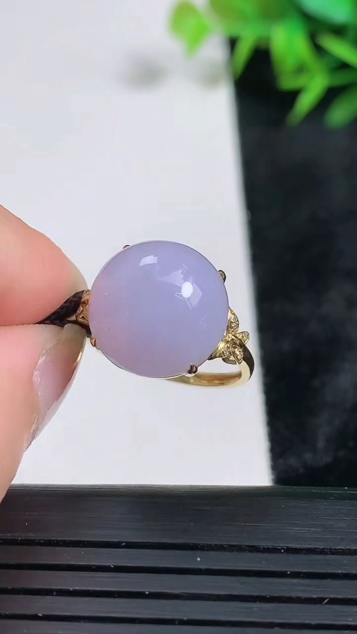 天然A货翡翠18K金紫罗兰蛋面戒指尺寸17.4-13.3-13重量:3.69g2026年3月24日
工厂直销收藏佳品,种好水足，色泽均匀，有种有色，上手高大气！