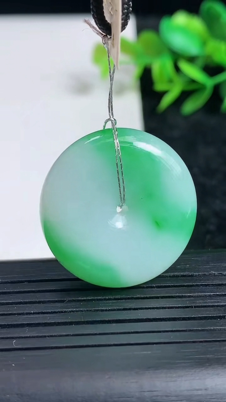 天然A货翡翠平安扣吊坠尺寸27.6-7.7重量:13.37g
3月24日