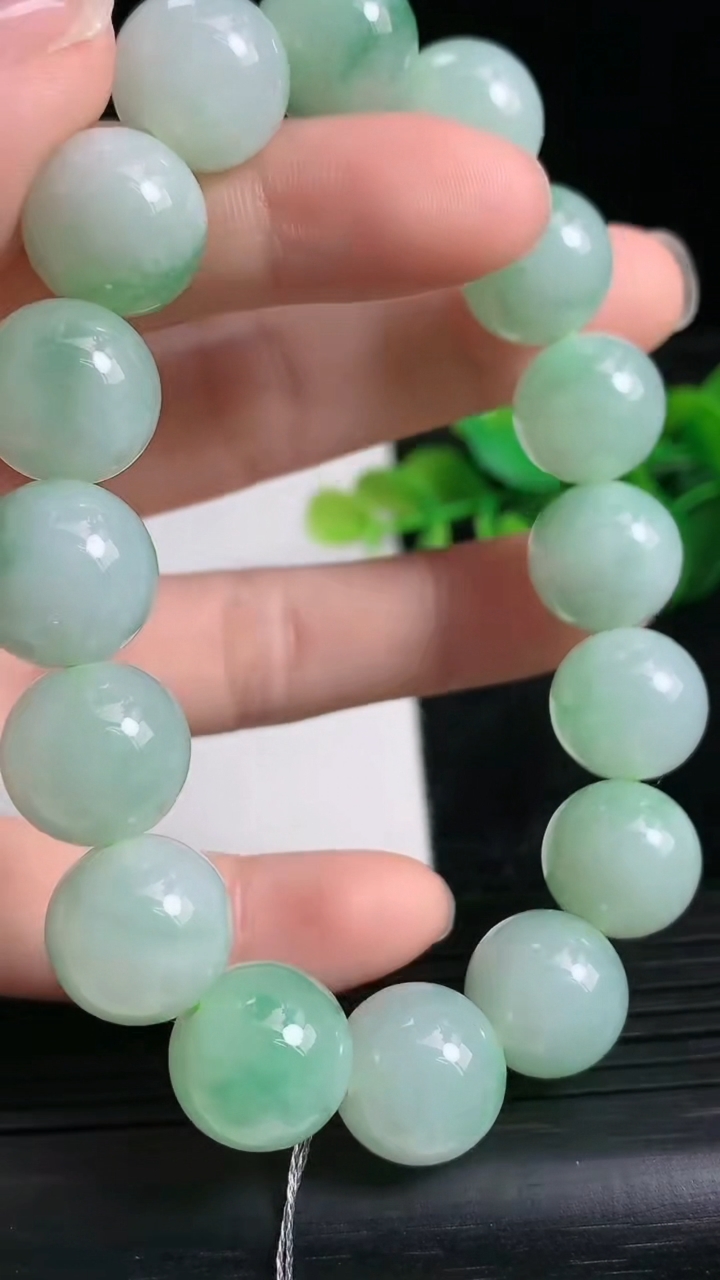 天然A货翡翠圆珠手串尺寸12.7-16颗重量:54.98g3月24日
工厂直销收藏佳品,种好水足，色泽均匀，有种有色，上手高大气！