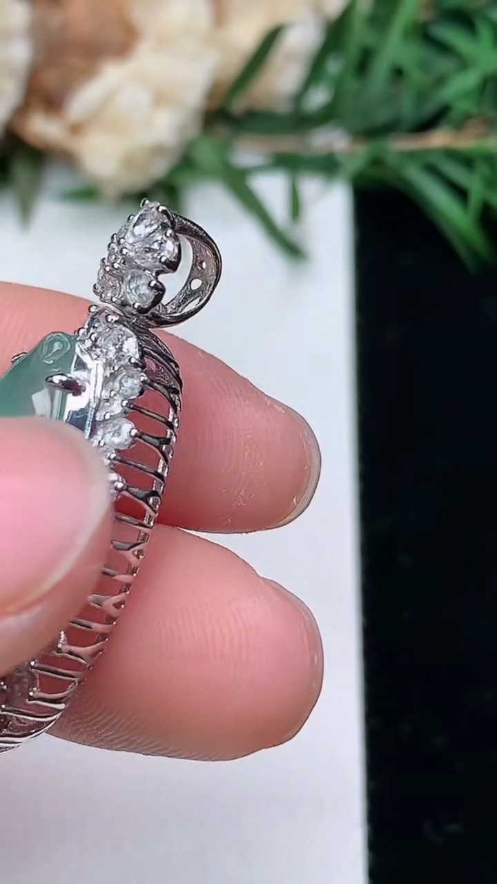 天然A货翡翠福豆吊坠，尺寸32.3-13.6-10，裸石21.6-9.2，重量:4.62g
3月24日