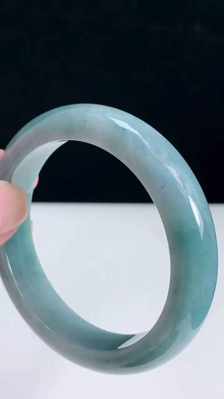 圈口58-59翡翠a货飘花宽边手镯尺寸58.4-13.4-8.8，重:70.81g3月24日