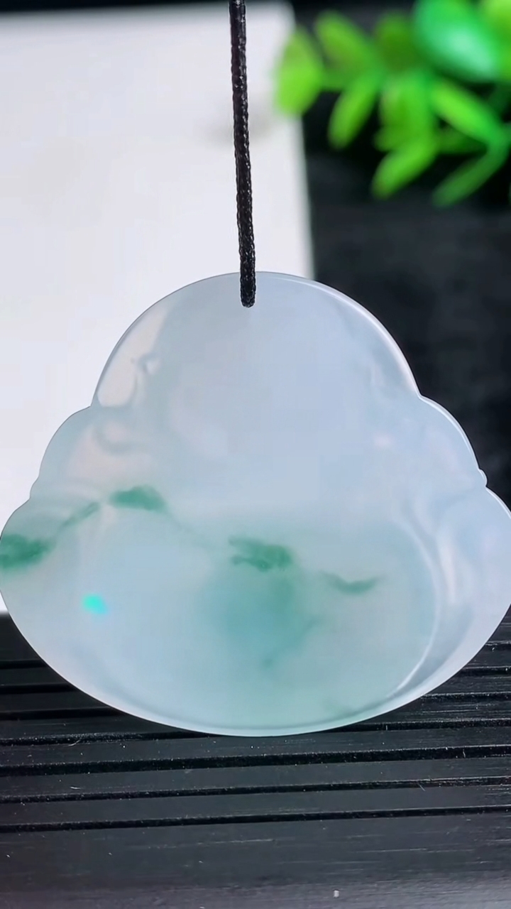 天然A货翡翠冰种飘花佛公吊坠，尺寸31.4-35.3-6.1重量:10.94g
3月24日