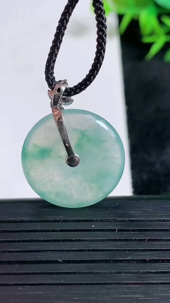 天然A货翡翠种飘花平安扣吊坠尺寸22.4-3.8重量:5.14g
3月24日