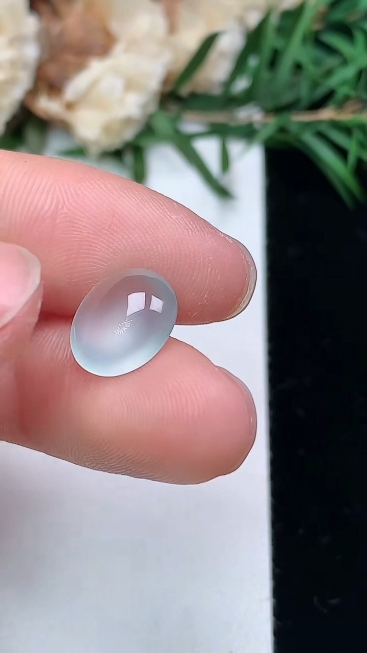 天然A货翡翠白冰蛋面镶嵌件，尺寸10.4-9-4.2，重量:0.66g
3月24日