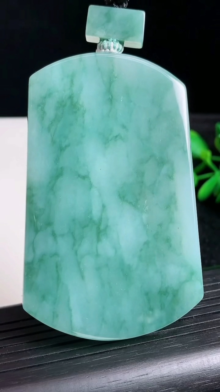 天然A货翡翠飘花无事牌吊坠尺寸74.3-45.6-7.9重量:84.06g
3月24日