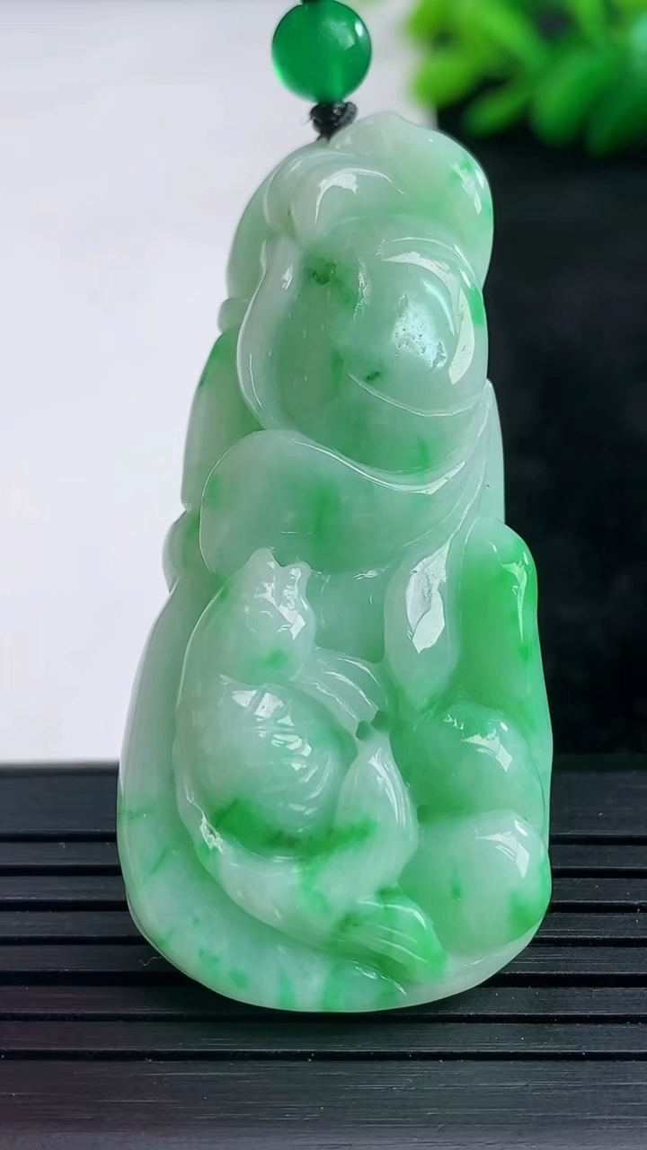 天然A货翡翠和和美美 荷叶鱼吊坠尺寸53.6-25.2-11.9重量:28.73g
3月24日