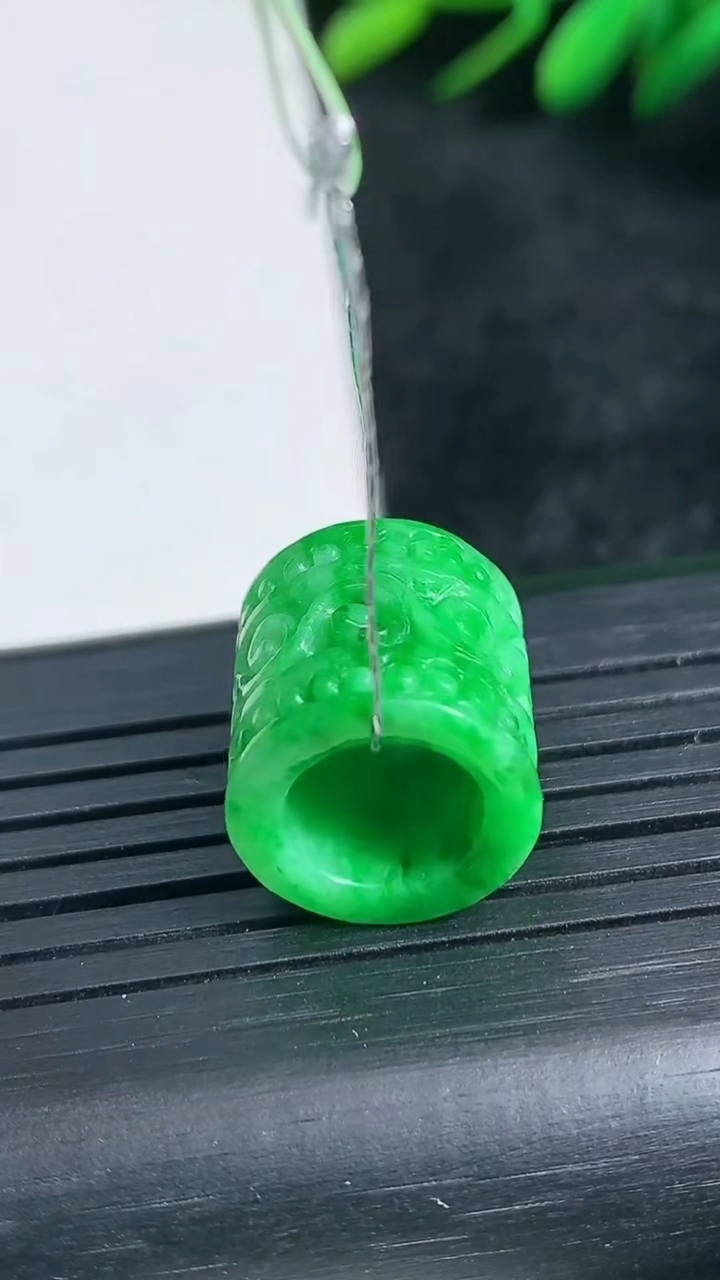 天然A货翡翠雕花路路通吊坠尺寸13.6-12.9重量:3.46g
3月24日