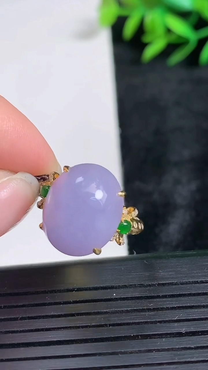 天然A货翡翠18K金紫罗兰蛋面戒指尺寸17.6-15-12.5重量:4.93g2026年3月24日
工厂直销收藏佳品,种好水足，色泽均匀，有种有色，上手高大气！
