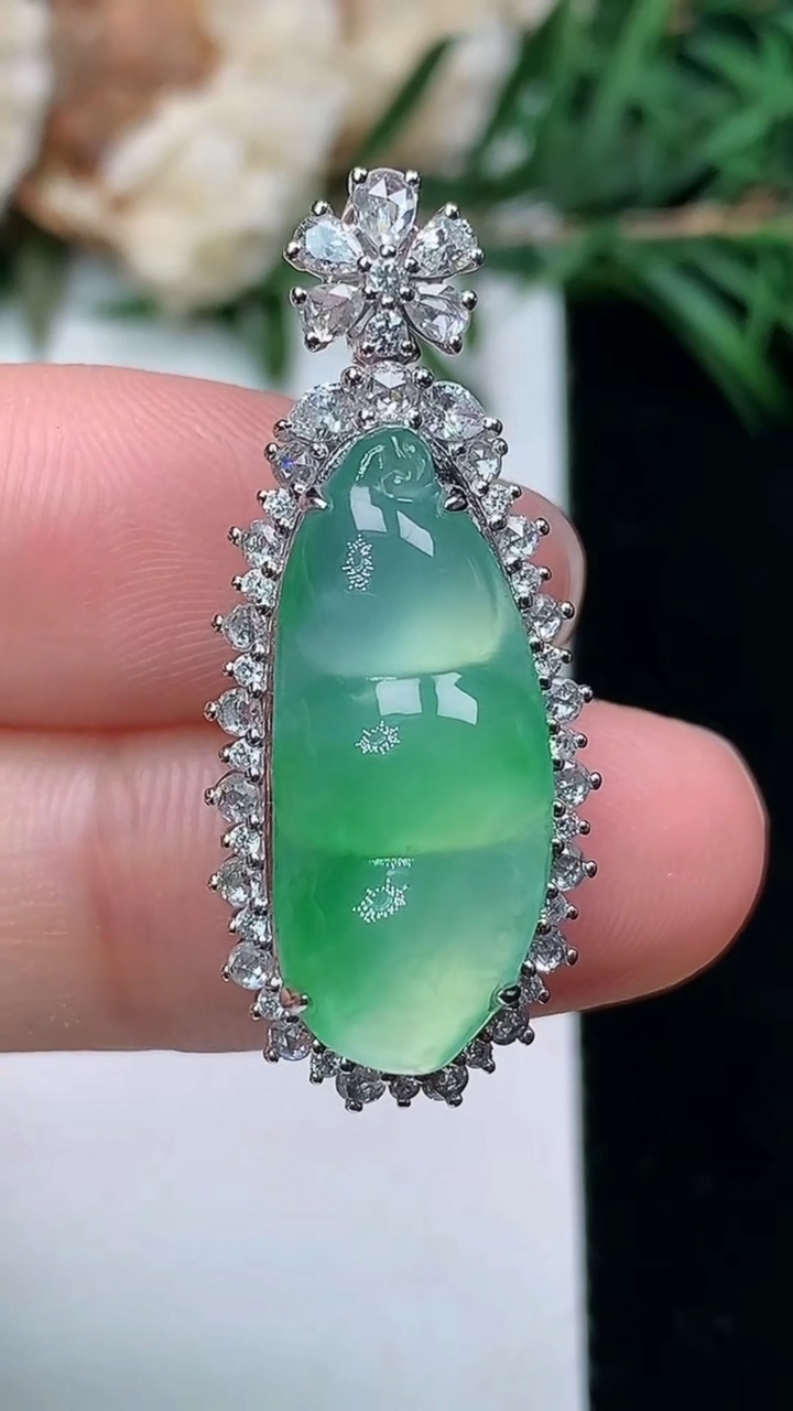 天然A货翡翠福豆吊坠，尺寸32.3-13.6-10，裸石21.6-9.2，重量:4.62g
3月24