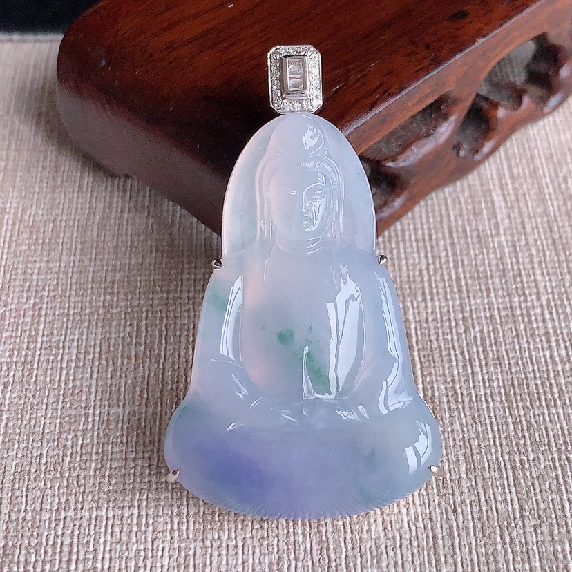 天然A货翡翠18K金伴钻镶嵌紫罗兰飘花观音吊坠 
尺寸49.8-41.8-28.2-7.5mm 重量15.74g 0322