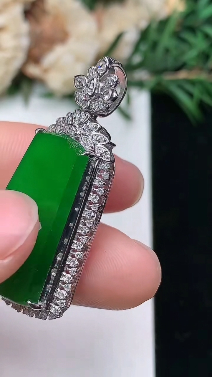 天然A货翡翠无事牌吊坠，尺寸38-18-9.4，裸石23.6-14，重量:6.16g
3月24日