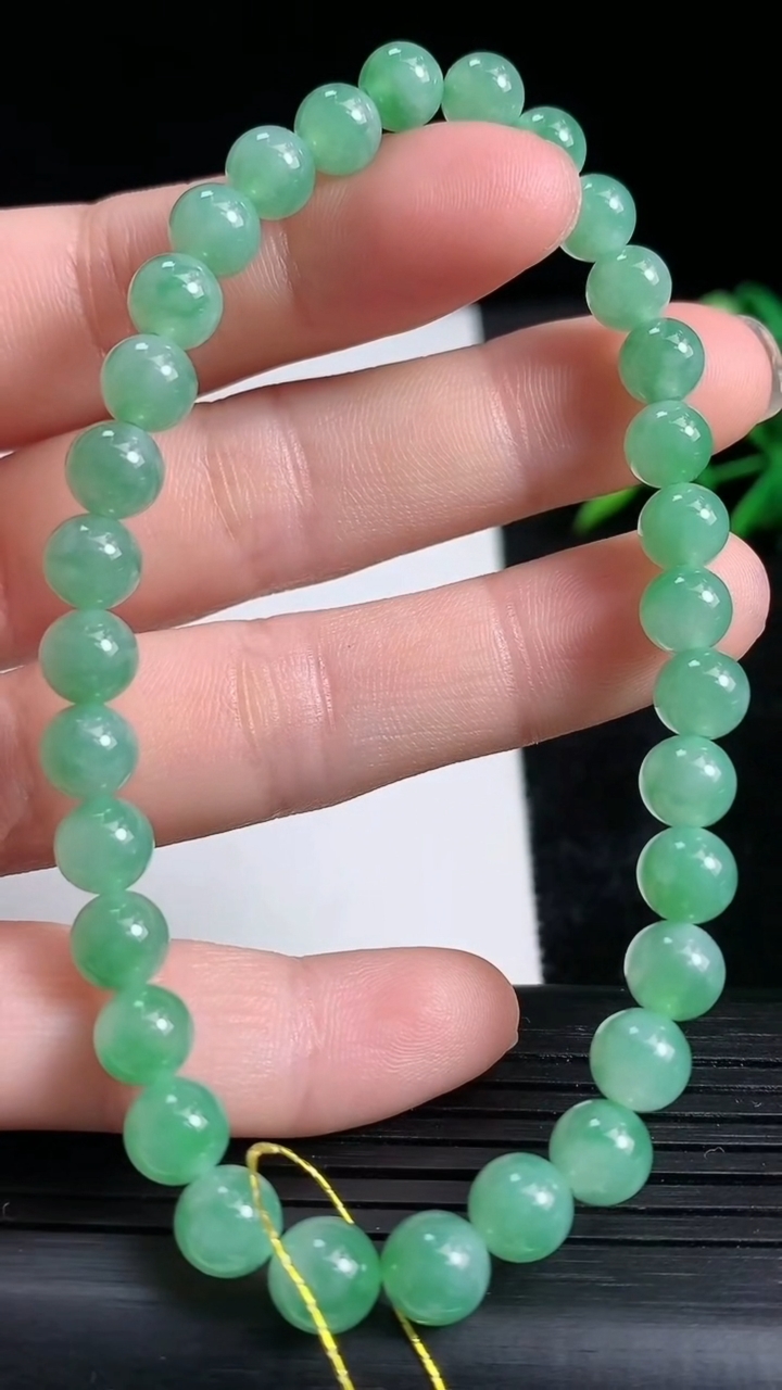 天然A货翡翠圆珠手串尺寸6.1-32颗重量:13.59g3月24日
工厂直销收藏佳品,种好水足，色泽均匀，有种有色，上手高大气！
