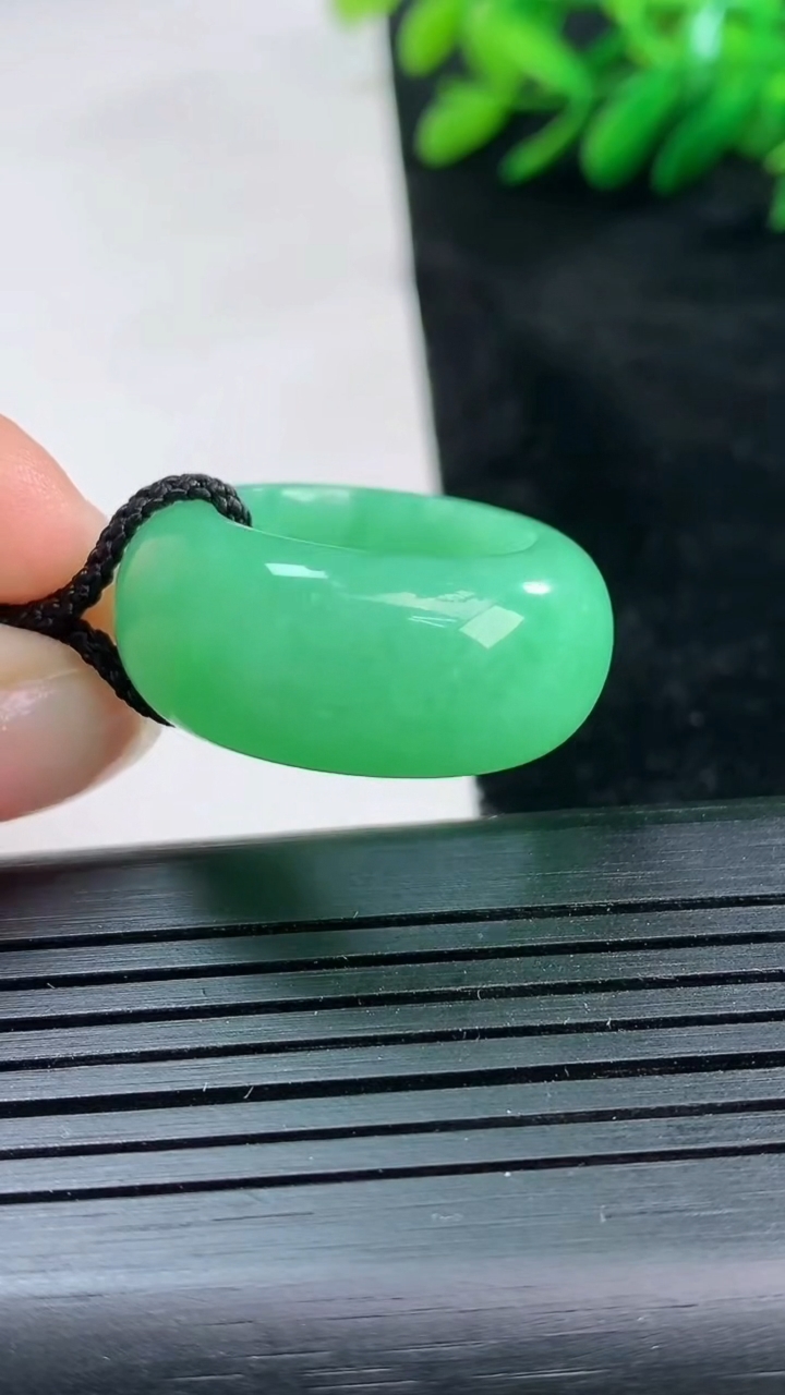 天然A货翡翠指环扳指尺寸17.8-11.8-5.3重量:12.99g2026年3月24日
工厂直销收藏佳品,种好水足，色泽均匀，有种有色，上手高大气！