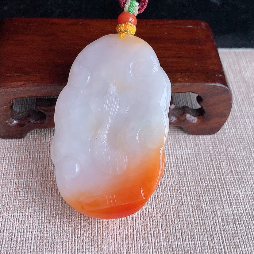 天然A货翡翠飘红翡龙牌望子成龙吊坠 
尺寸57-35.8-15.4mm 重量53.40g 0324