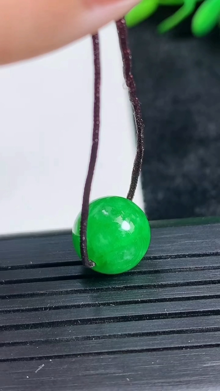 天然A货翡翠圆珠吊坠尺寸11.3重量:2.59g3月24日
工厂直销收藏佳品,种好水足，色泽均匀，有