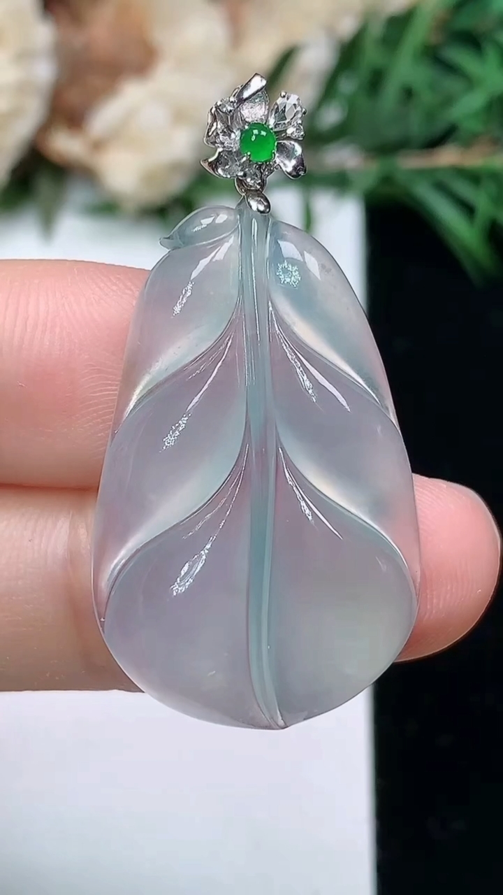 天然A货翡翠白冰金枝玉叶 叶子吊坠，尺寸29-18.8-4.8，重量:4.42g
3月24日