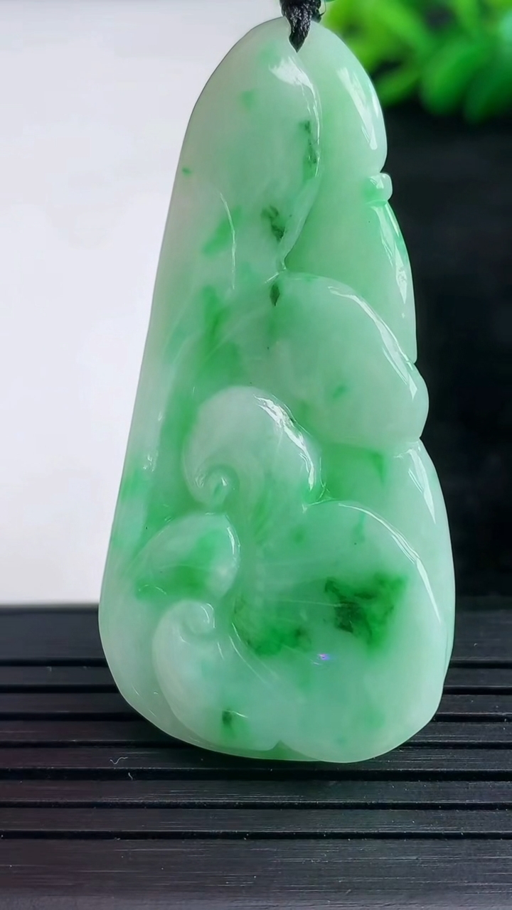 天然A货翡翠和和美美 荷叶鱼吊坠尺寸53.6-25.2-11.9重量:28.73g
3月24日