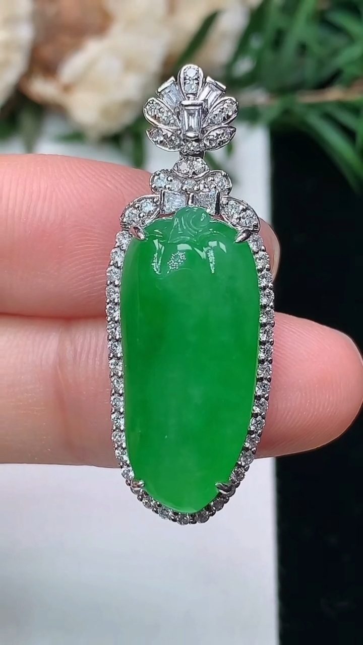 天然A货翡翠福瓜吊坠，尺寸35.4-13-8.3，裸石23.2-10.6，重量:6.57g
3月24日