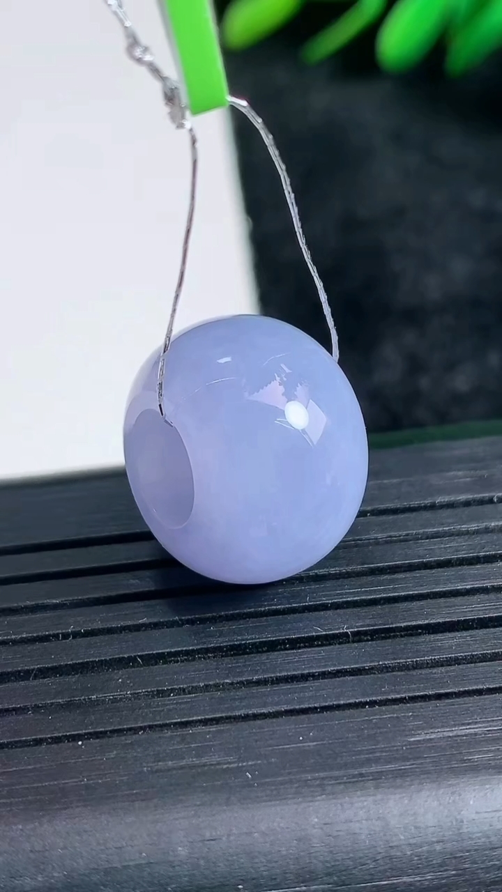 天然A货翡翠紫罗兰路路通吊坠尺寸17.5-12.2重量:6.40g
3月24日