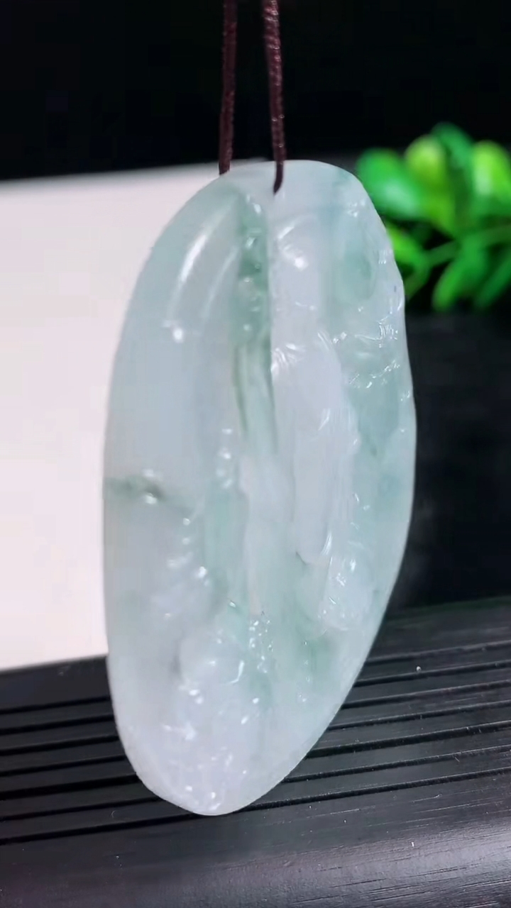 天然A货翡翠冰种飘花地藏王菩萨吊坠尺寸52.6-44.3-5.4重量:27.59g
3月24日