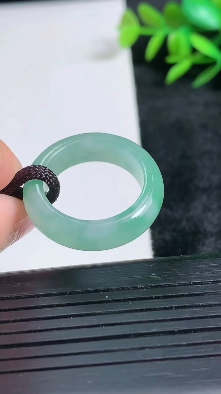 天然A货翡翠指环戒指尺寸18.2-6.4-3.7重量:4.63g2026年3月24日
工厂直销收藏佳品,种好水足，色泽均匀，有种有色，上手高大气！