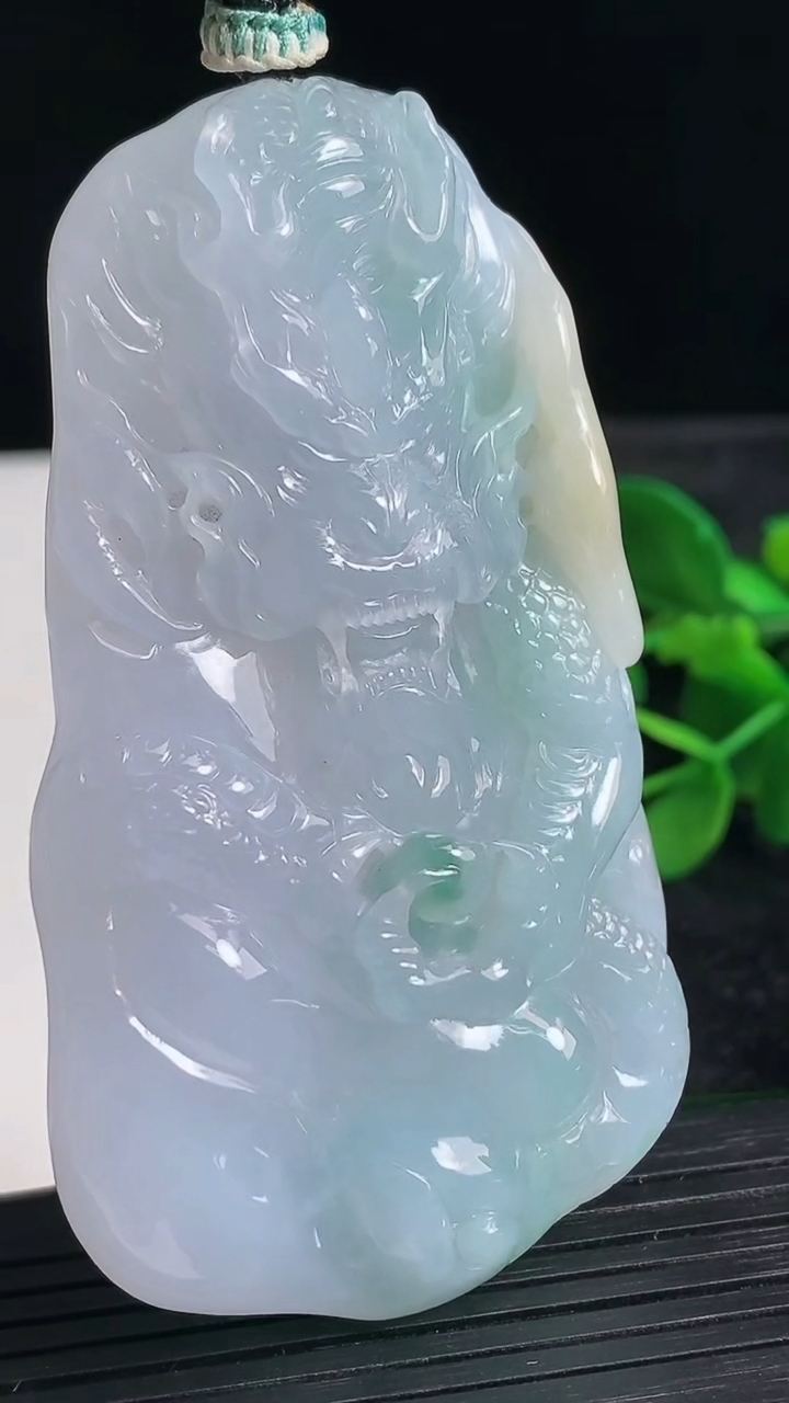 天然A货翡翠紫罗兰飘花龙牌吊坠尺寸76.6-43.3-11.3重量:78.18g
3月24日