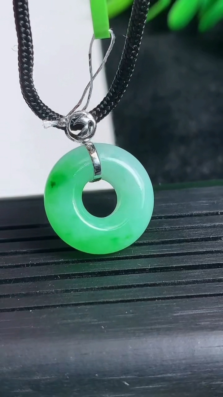 天然A货翡翠平安扣吊坠尺寸16.8-5.5重量:3.30g
3月24日