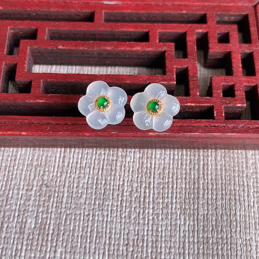 天然A货翡翠18K金镶嵌白月光花开富贵耳钉 
尺寸8.3mm 重量0.89g 0322