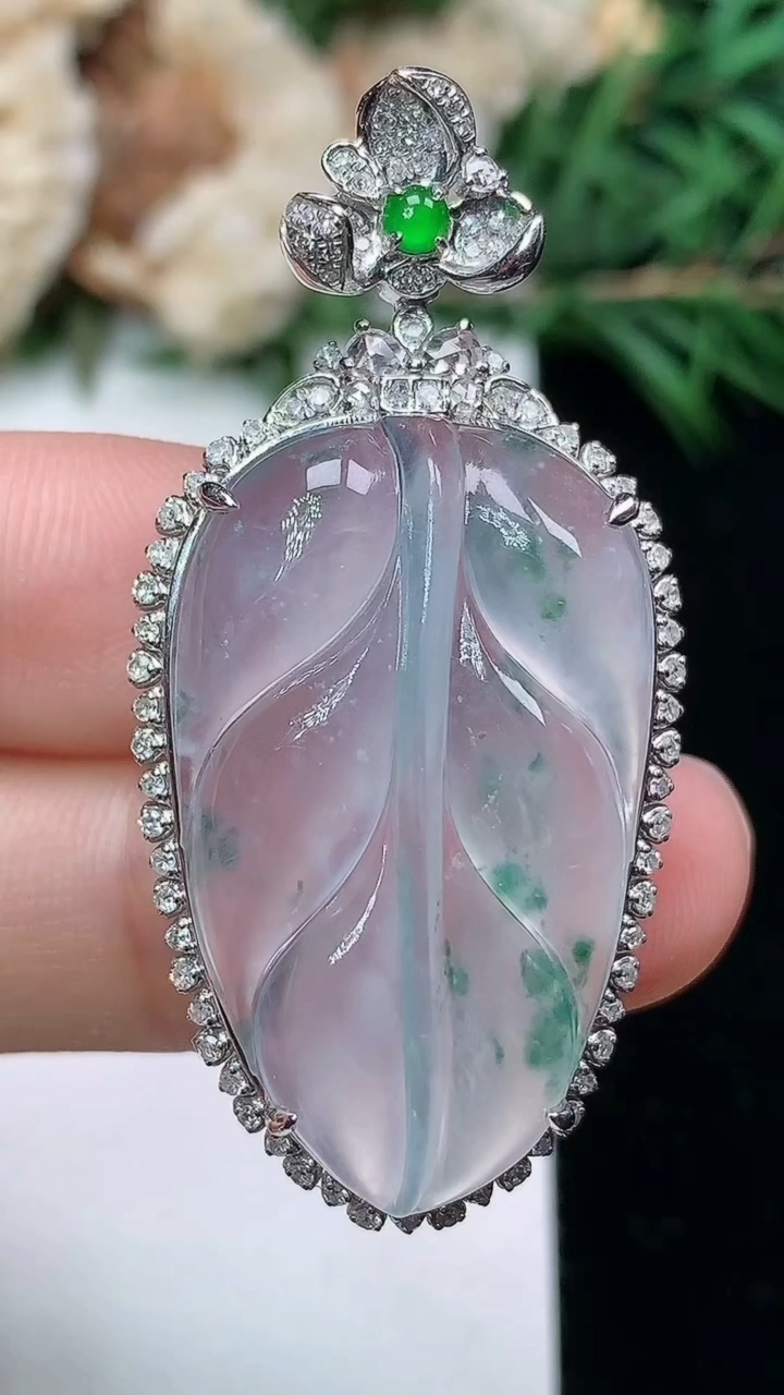 天然A货翡翠飘花金枝玉叶 叶子吊坠，尺寸43.5-21.3-9.5，裸石29.5-17.8，重量:7