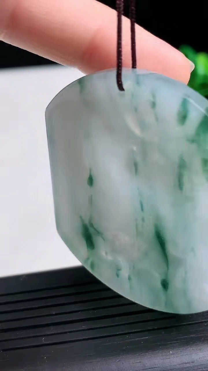 天然A货翡翠飘花生肖牛吊坠尺寸51.1-43.5-5.4重量:27.30g
3月24日