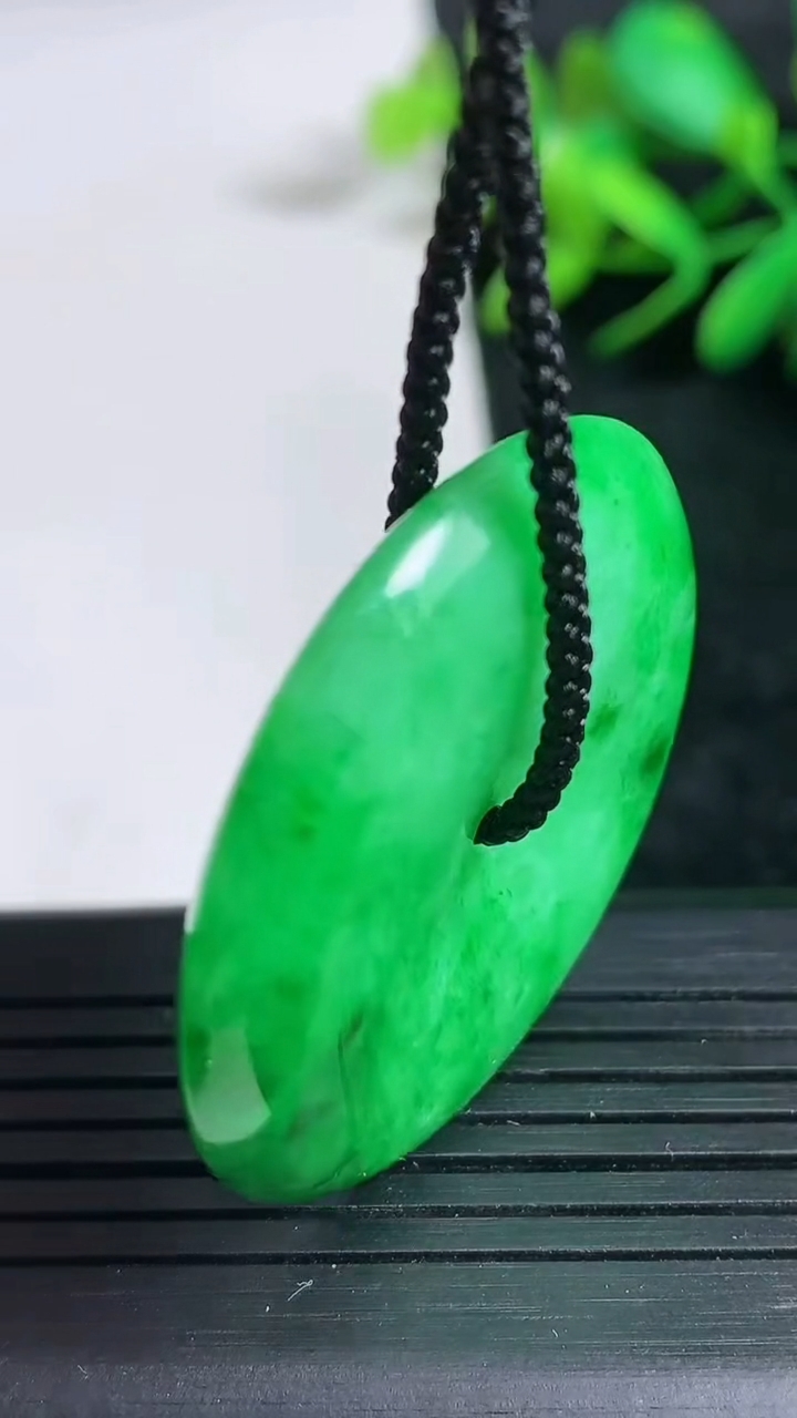 天然A货翡翠平安扣吊坠尺寸36.7-6.1重量:17.80g
3月24日