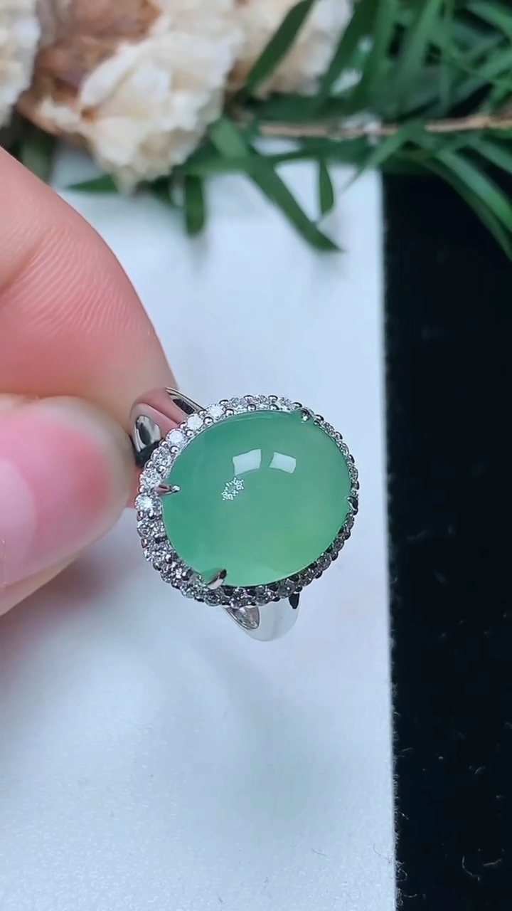 天然A货翡翠蛋面戒指，尺寸17-12.5-10.7，重量:4.23g
3月24日